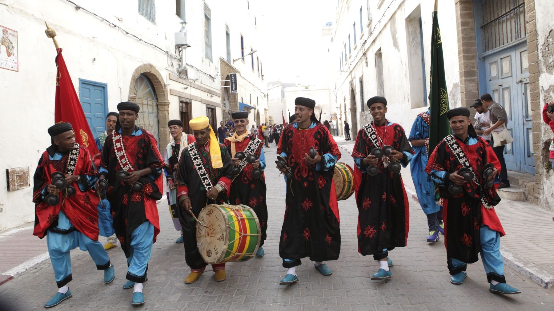 Le coeur de l'Afrique tonne. Les musiciens défilent dans leurs costumes chamarrés, sèment la joie sur leur passage.  
