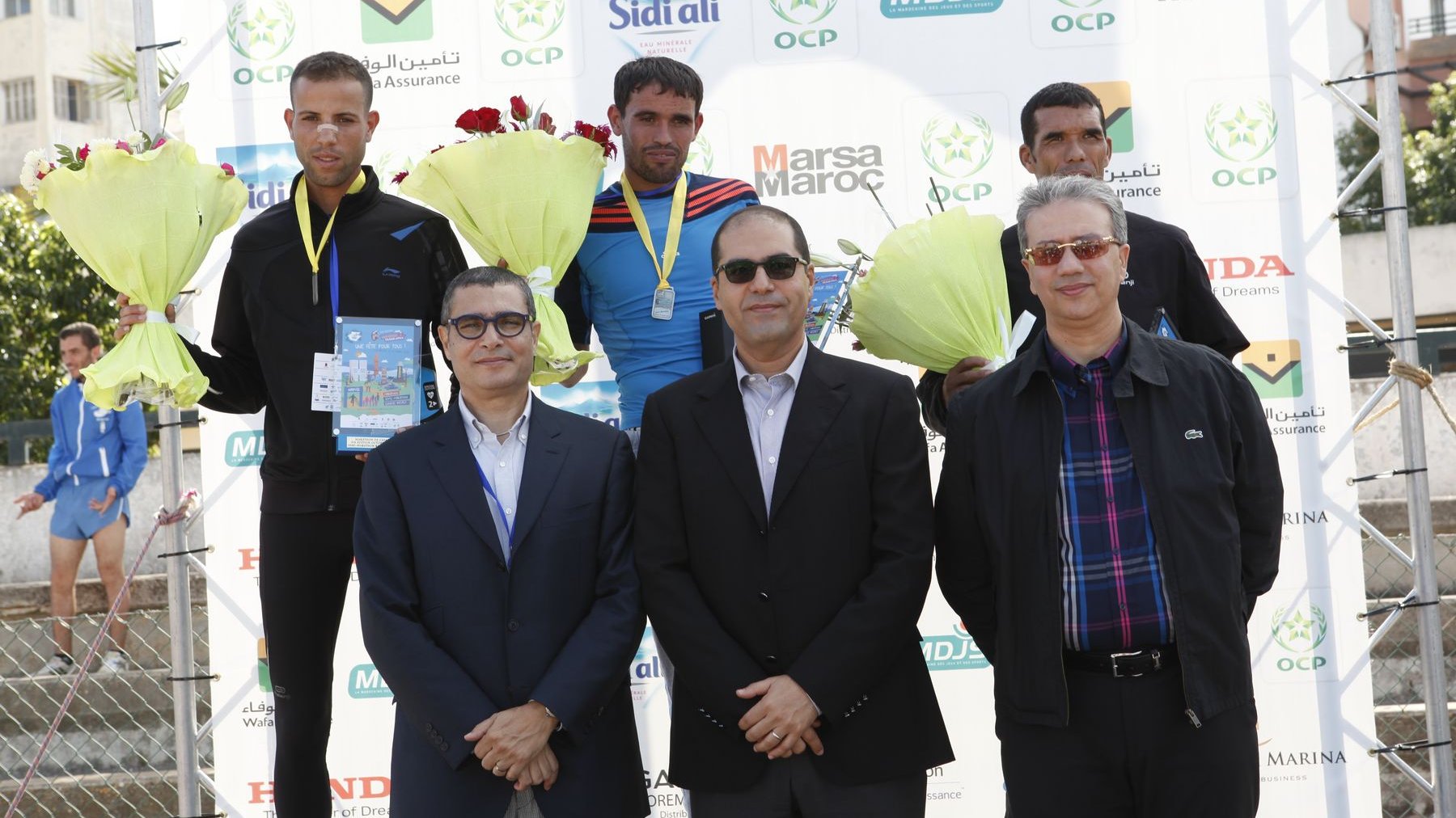 Khalid Safir, wali du grand Casablanca, aux côtés de Said Ibrahimi, président du Grand marathon international de Casablanca, pour la remise des prix du semi-marathon.
