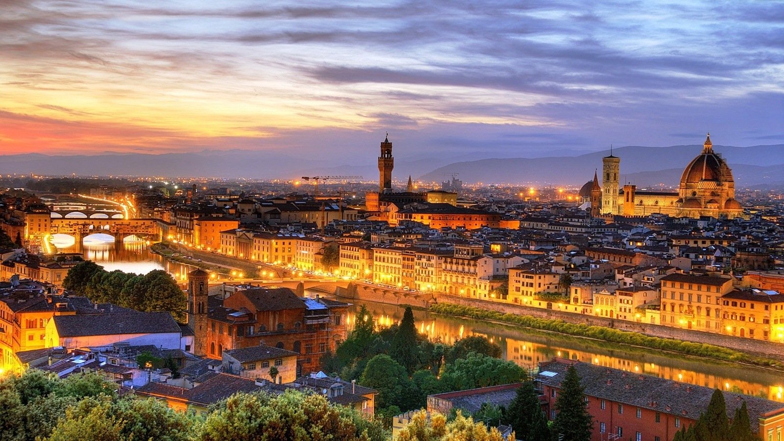 Florence, capitale de la Toscane et également le berceau de la Renaissance en Italie, et la capitale du royaume d'Italie entre 1865 et 1870, inscrite sur la liste du patrimoine mondial de l'Unesco elle est aussi la troisième plus romantique cité du monde
