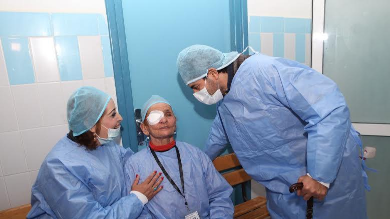 الممثل هشام بهلول والمغنية الأمازيغية فاطمة تيحيحت يطمئنان على الحالة الصحية لإحدى المستفيدات من الحملة الطبية لإزالة "الجلالة"
