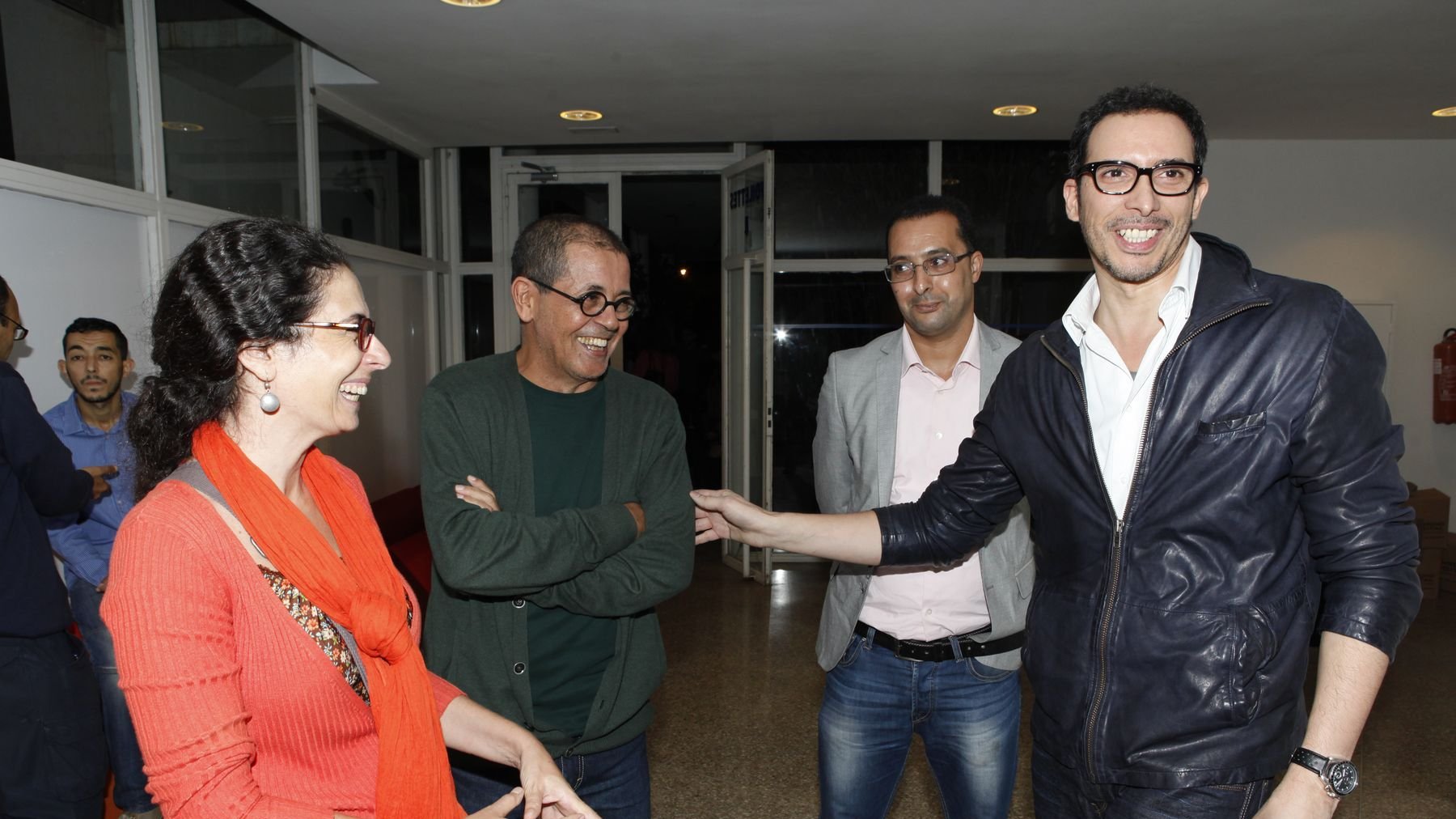L'amitié et la bonne humeur étaient au rendez-vous lors de cette belle soirée de partage. Et les rires de Mounir Fatmi et de l'écrivain Moulim Laroussi sont contagieux !
