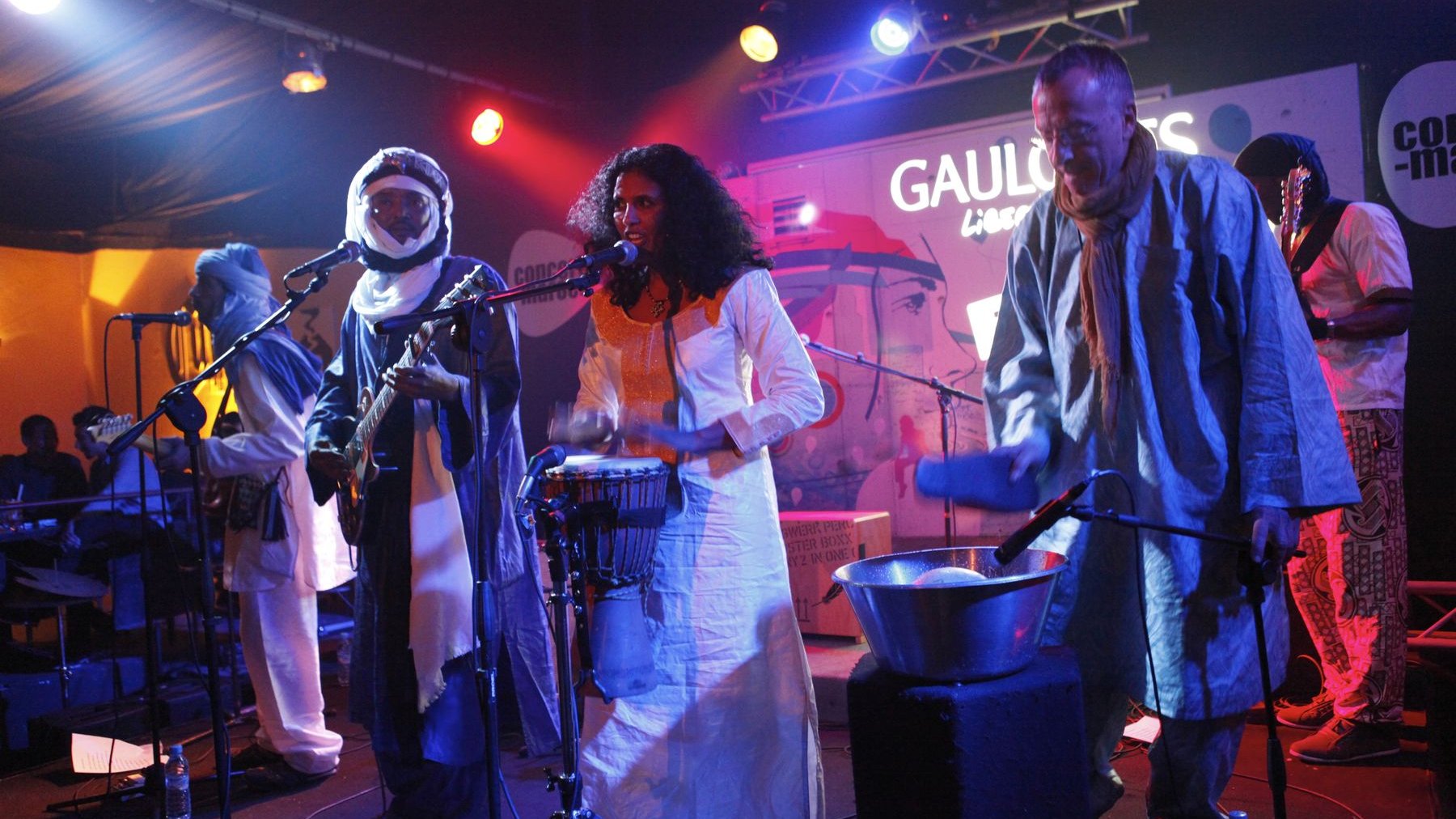 Toulout, la musicienne et chanteuse de charme du groupe, a fait tinter les morceaux de percussions aussi cristallines que sa voix. 
