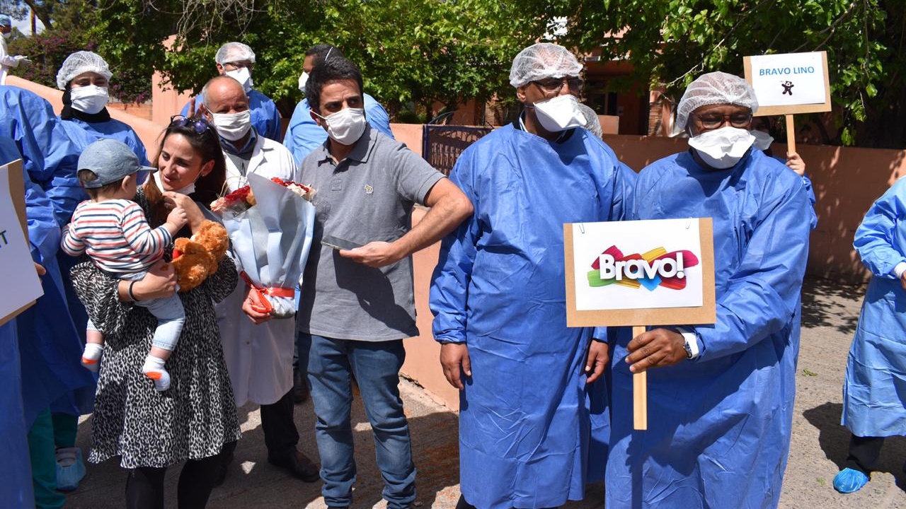 La famille de touristes français posant avec le staff médical de l'hôpital Arrrazi de Marrakech pour une photo souvenir.
