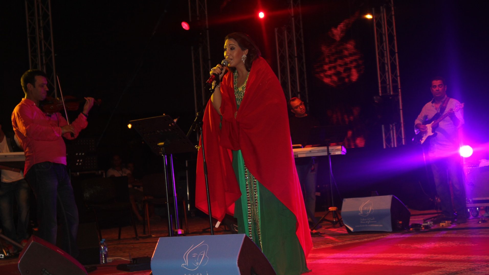 أسماء منور أثناء أداء أغنية  "جونيمار" وتلحفها بالعلم المغربي

