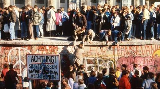 Le 9 novembre 1989: une journée mémorable qui verra l'effondrement du mur, pris d'assaut par la population.  
