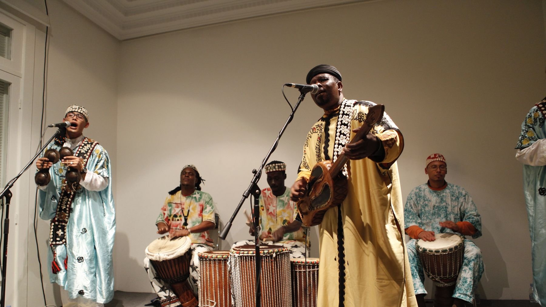 Chants gnaouis, percussions africaines... un grand moment artistique.
