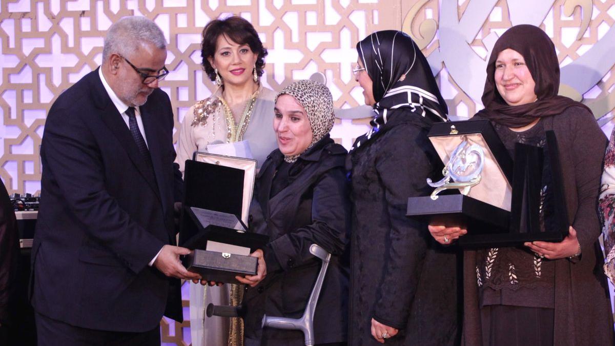 بنكيران يسلم الخاصة الجائزة الأولى لحليمة الناجي رئيسة جمعية الرحمة للمعاقات بأزيلال
