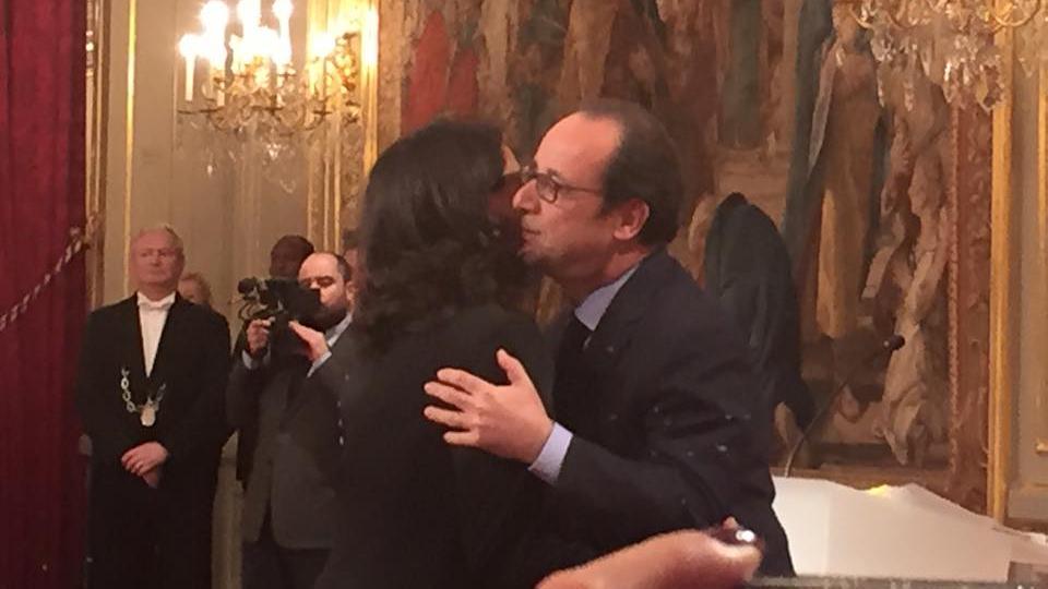 Nawal El Moutawakel fait la bise au président de la République française, François Hollande, lors de la cérémonie de remise des insignes de Chevalier de la Légion d'Honneur.
