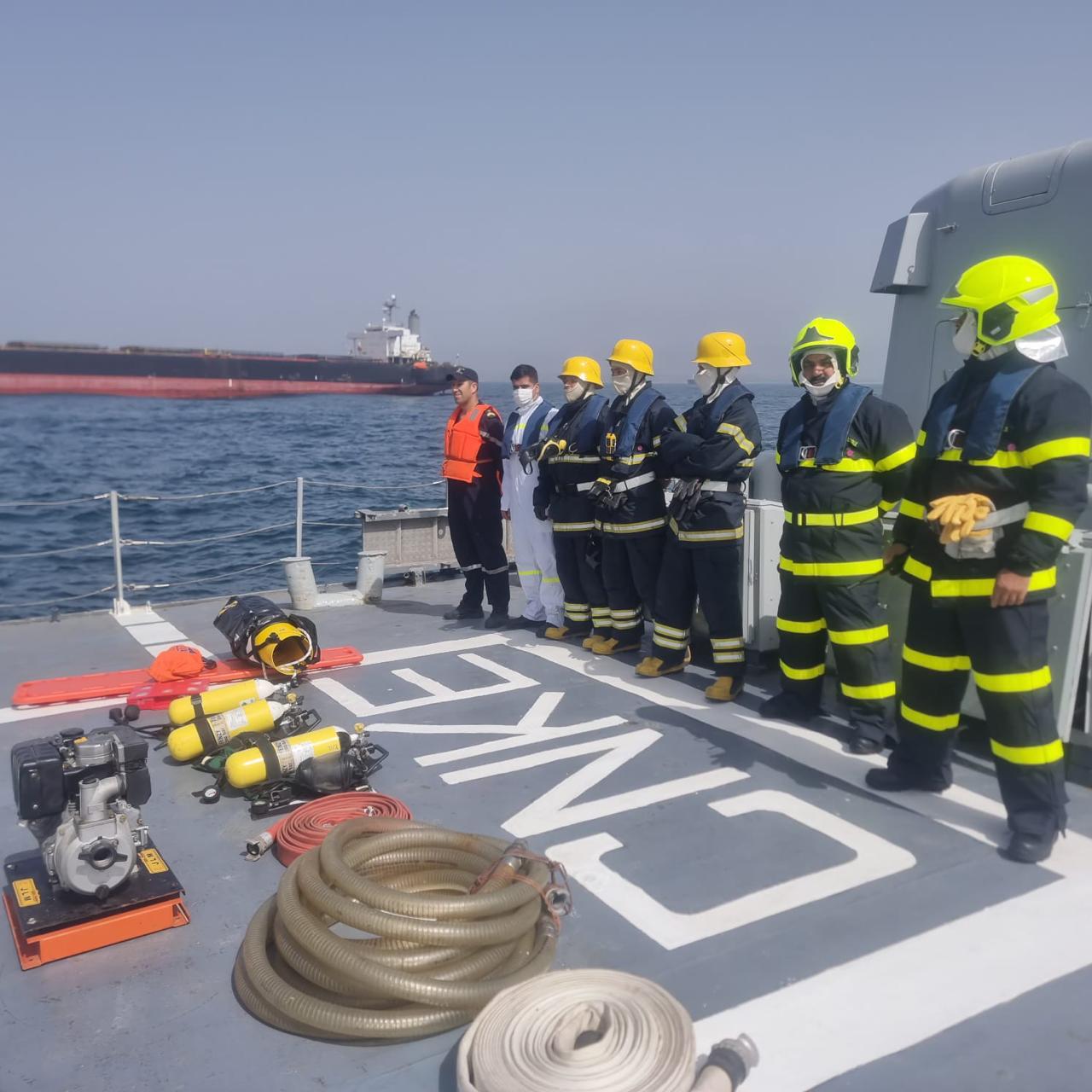 فرق تابعة للبحرية الملكية تتدخل لمساعدة سفينة شحن منكوبة بالجرف الأصفر