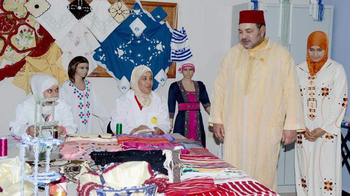 Le roi Mohammed VI inaugurant un centre de formation et d'insertion des jeunes.
