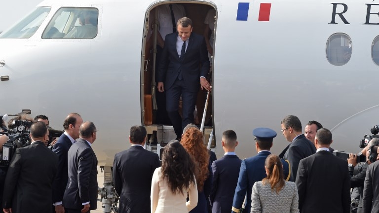 Le président français Emmanuel Macron à sa descente d'avion à l'aéroport Rabat-Salé, mercredi 14 juin.
