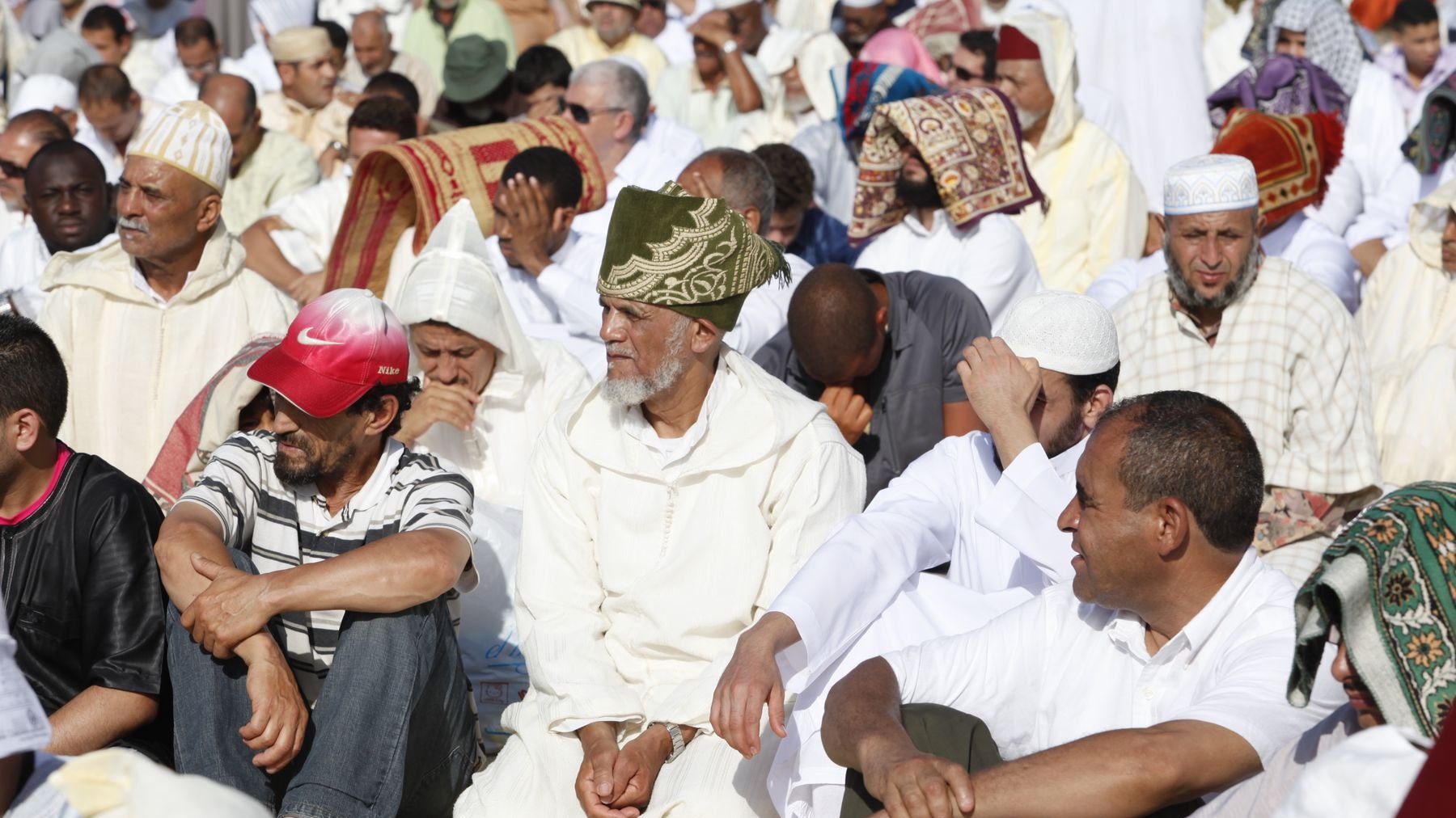 Les fidèles prêtent une oreille attentive au discours du Cheikh à l'occasion de l'Aid
