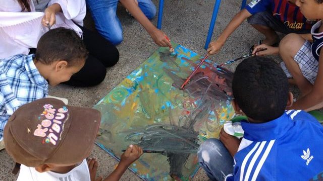 Des artistes en herbe s'essayent à la peinture, dans le cadre des activités organisées par l'association
