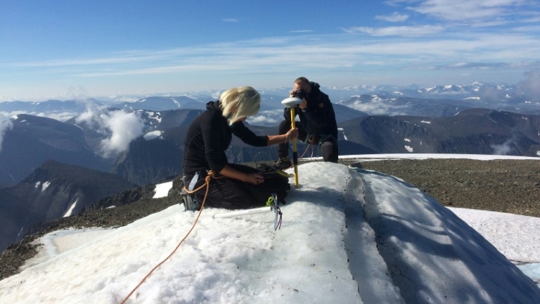 Une professeur de l'université de Stockholm, Ninis Rosqvist, mesure le glacier du pic sud du Kebnekaise, dans l'Arctique, en Suède le 1er août 2018.
