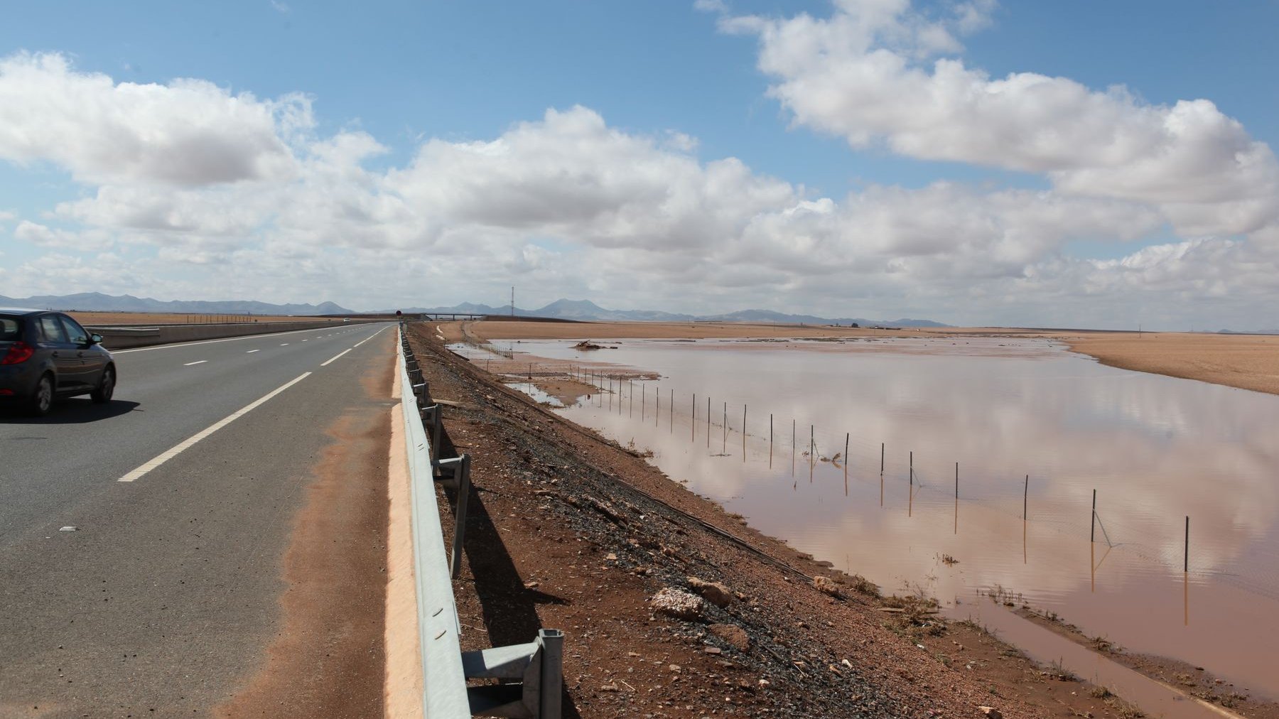 الطريق السيار بإتجاه مراكش لم يسلم هو الآخر من فيضانات يوم أمس الثلاثاء
