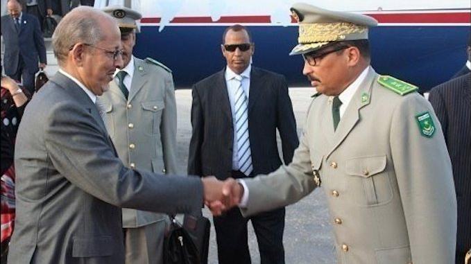 Poignée de main entre le dernier président civil, Sidi Ould Cheikh Abdallahi et le général Mohamed Ould Abdel Aziz, actuel président. 