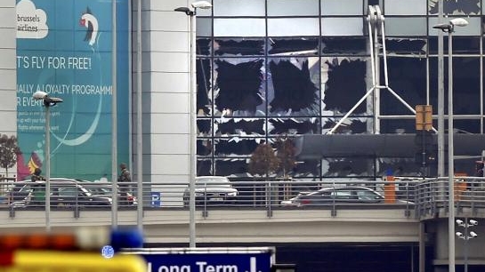 Les vitres d'une façade de l'aéroport n'ont pas résisté au souffle de l'explosion.
