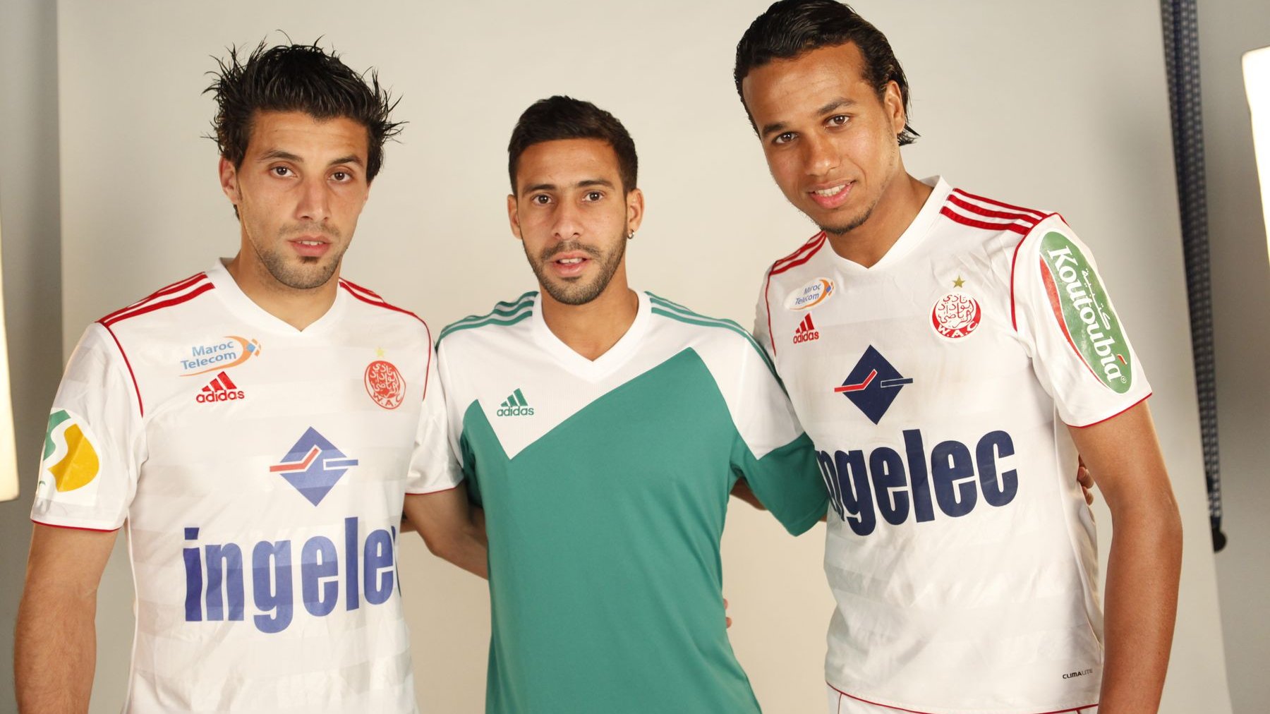 Une belle photo souvenir. Le rajaoui Mouhcine Moutouali entouré de Mohamed Berrabeh (g) et Ayoub El Khaliki.
