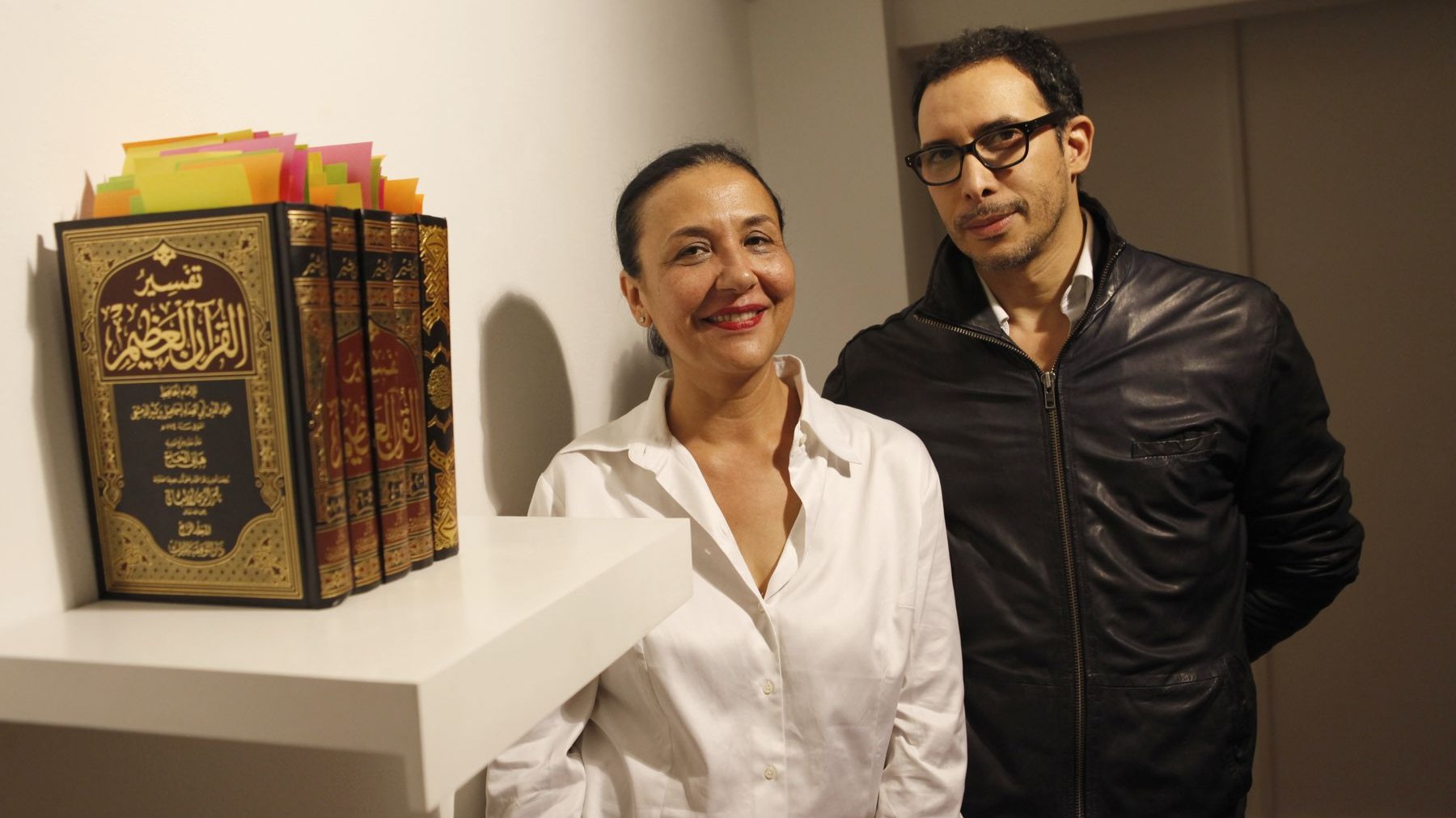 Fatma Jellal, rayonnante, et Mounir Fatmi devant une installation de l'artiste, ce poète de la lettre et des mythes déroutés.  

