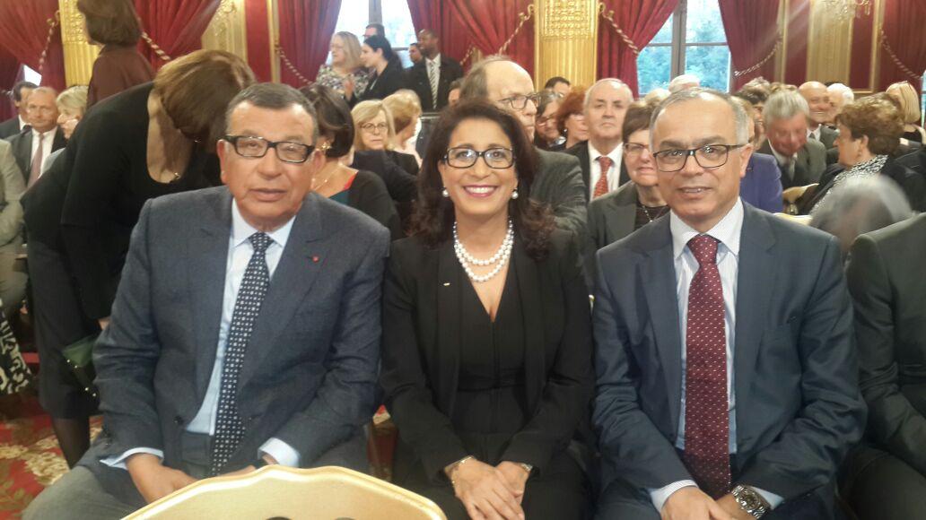 Le sourire de la championne du 400m haie des Jeux Olympiques de Los Angeles en 1984 en compagnie de Kamal Lahlou (à gauche), vice-président du Comité national olympique marocain (CNOM) et de Chakib Benmoussa (à droite), ambassadeur du Maroc en France. 
