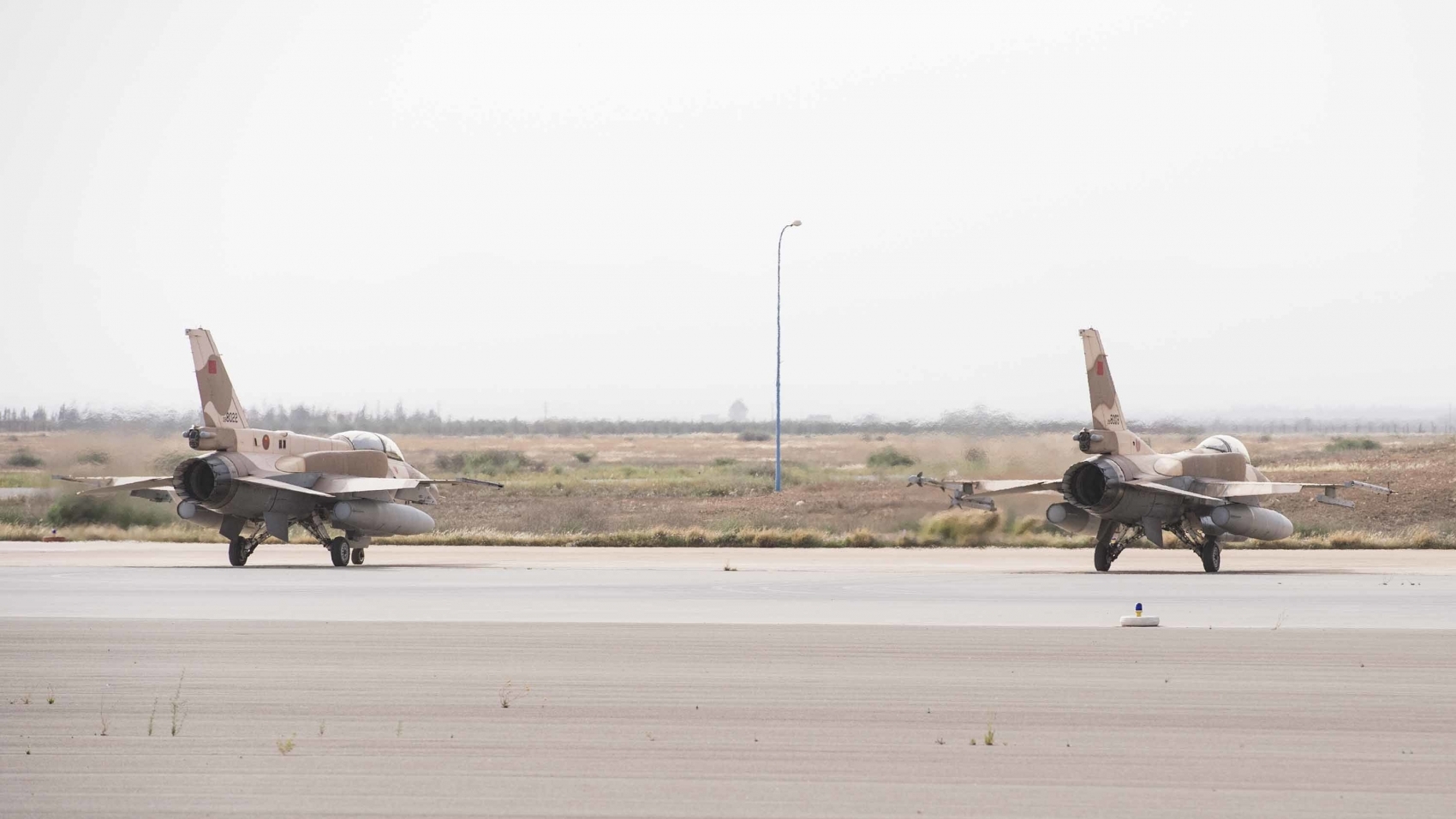 Deux F16 marocains en position de décollage. 
