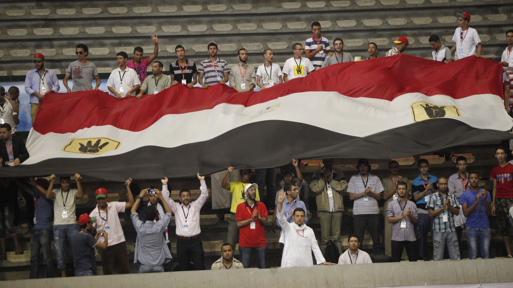 Les jeunes militants du parti sortent le grand jeu pour montrer leur soutien au mouvement Rabiaâ Egyptien

