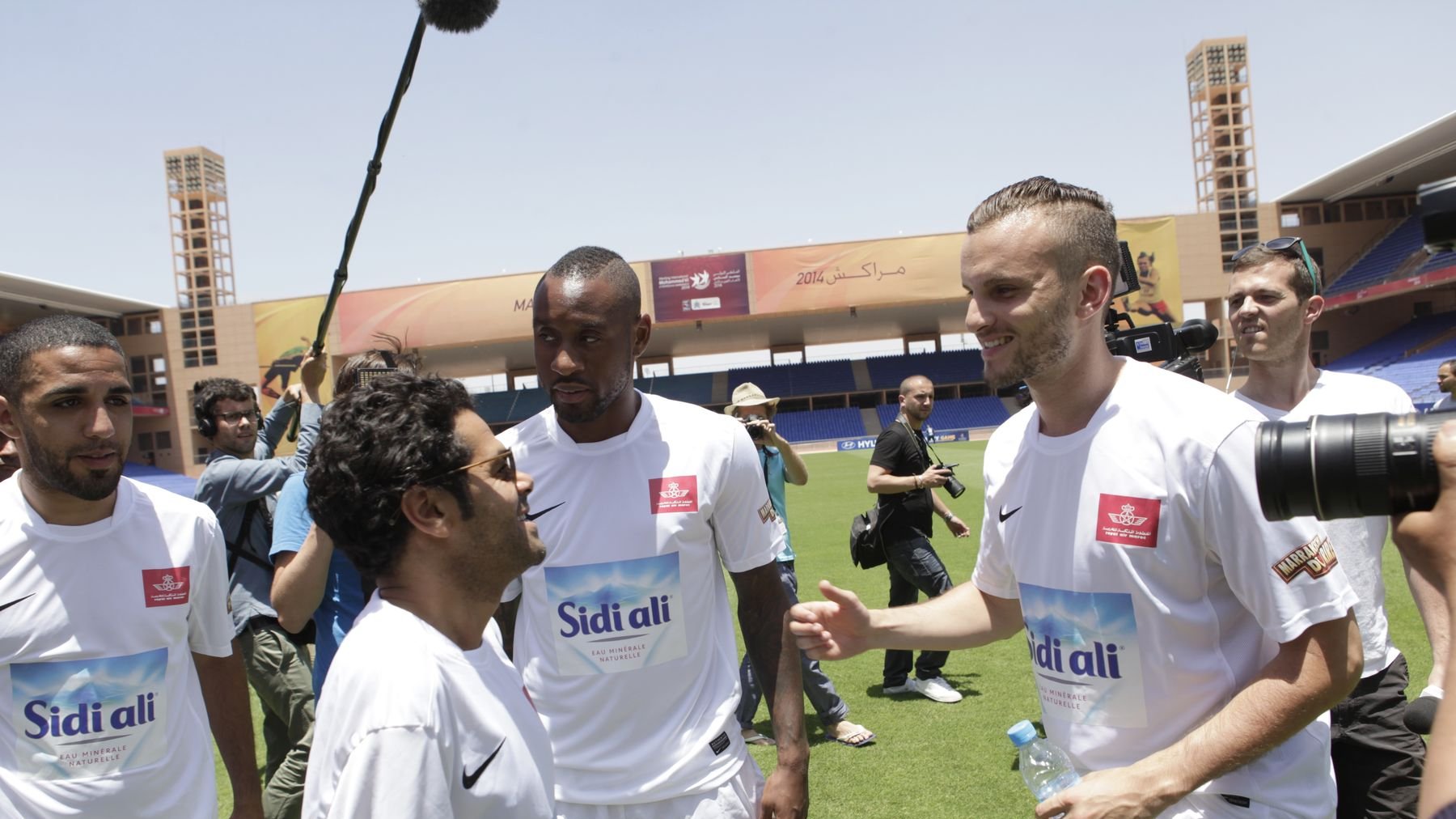 Sous un soleil de plomb, les humoristes qui ont fait le show au Marrakech du rire s'apprêtent à affronter, sur la pelouse, des stars du football. 
