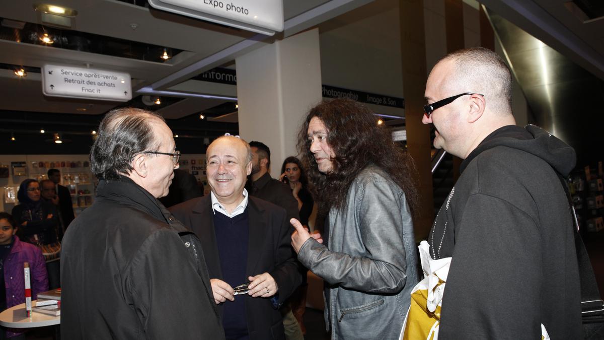 Noureddine Sail, président du CCM, entouré notamment de Omar Salim et de Anis Hajjam, n'allait pas rater la signature du livre de son épouse et ancienne animatrice, Nadia Larguet.
