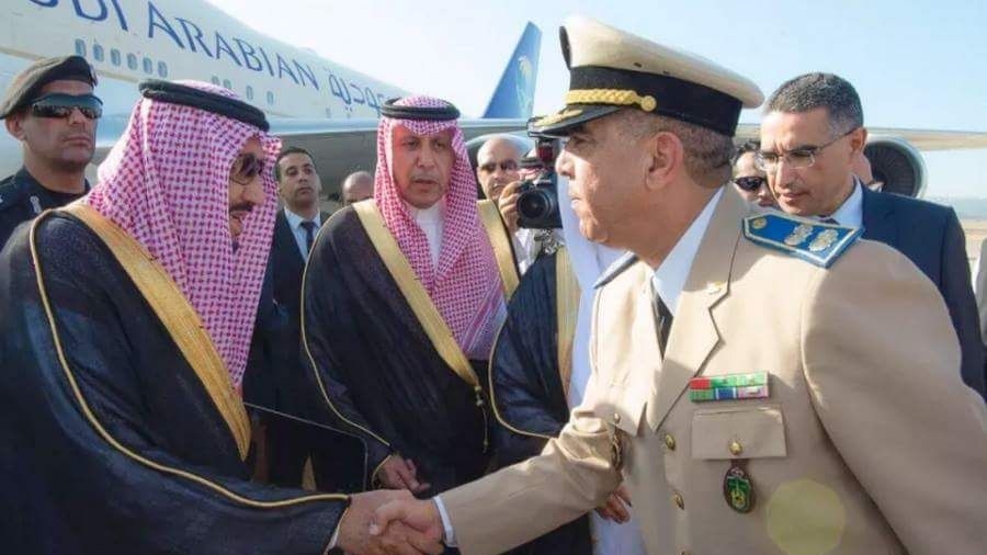 Le roi Salmane salué par des personnalités civiles et militaires à son arrivée à l'aéroport international Ibn Battouta de Tanger, lundi 24 juillet.
