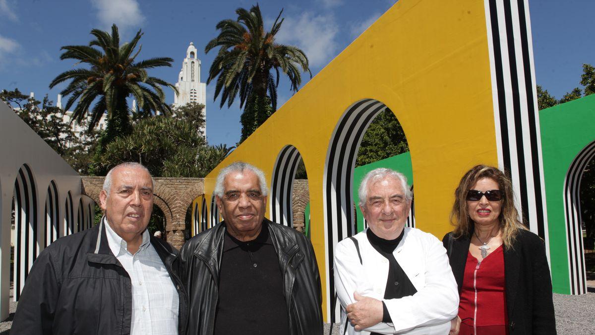Abdelkader Retnani, éditeur, Hossine Tallal, artiste peintre, Daniel Buren et Rabia de la galerie Alifba. 
