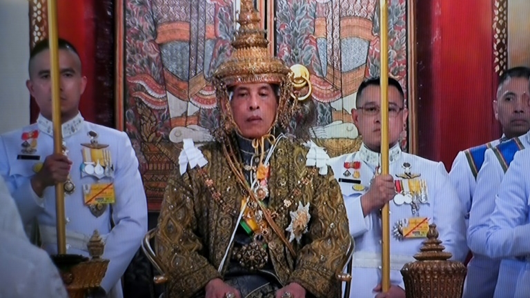 Capture d'image de la télévision thaïlandaise, le 4 mai 2019, montrant le roi Maha Vajiralongkorn lors des cérémonies pour son couronnement à Bangkok.
