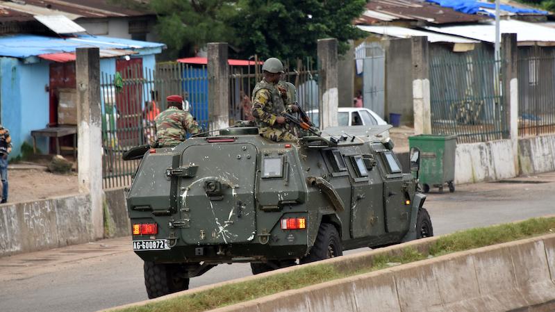 Des membres des Forces armées guinéennes traversent le quartier central de Kaloum à Conakry le 5 septembre 2021 après que des coups de feu aient été entendus.