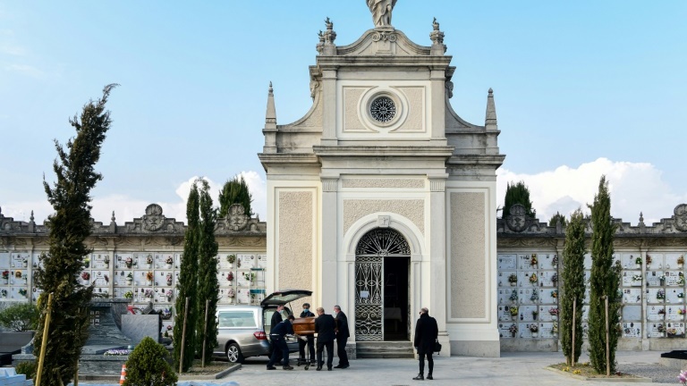 Enterrement au cimetière de Seriate, près de Bergame, dans le nord de l'Italie, le 20 mars 2020.
