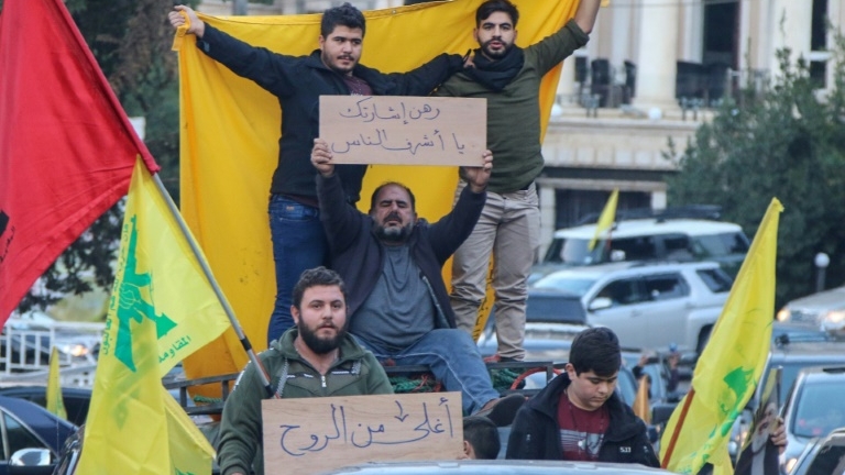 Des partisans du mouvement chiite du Hezbollah, au 9e jour d'une mobilisation inédite contre la classe politique qui paralyse le Liban, le 25 octobre 2019 à Beyrouth.
