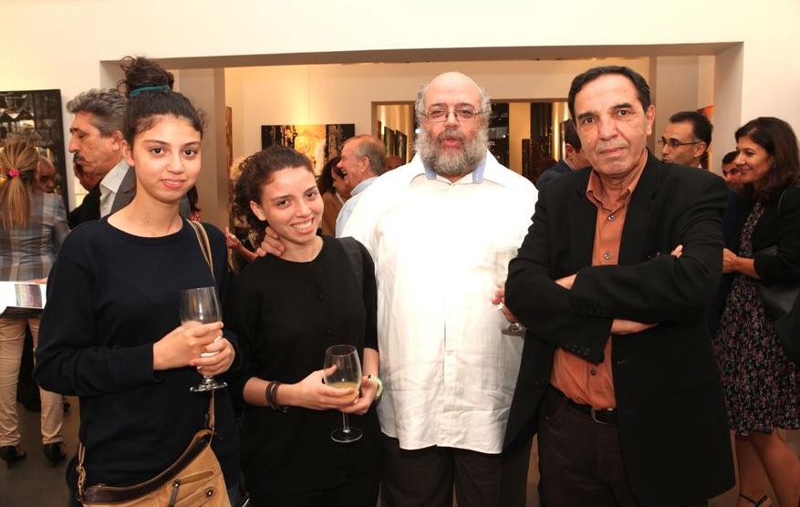 Accompagnées de leur père, les jeunes artistes Ghita et Hiba sont venues découvrir l'univers de Abdallah Sadouk, dans une galerie qui s'est faite, ce soir-là, tourbillonnante de vie. 
