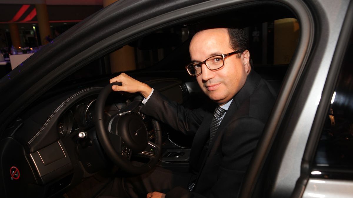 Rachid Fedouach, le directeur général adjoint de la SMEIA au volant de la nouvelle jaguar de James Bond
