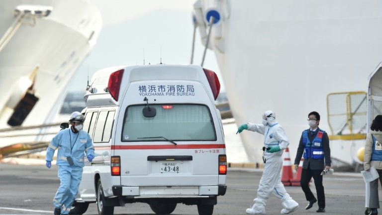 Des équipes médicales en combinaison de protection prêtes à apporter une aide aux patients contaminés par le nouveau coronavirus à bord du navire de croisière Diamond Princess, le 7 février 2020 à Yokohama, au Japon.
