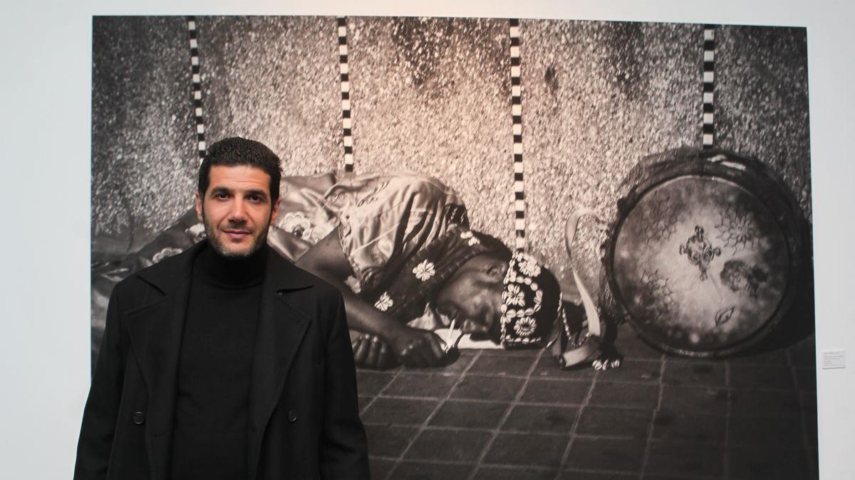 Nabil Ayouch avec l'une de ses oeuvres.
