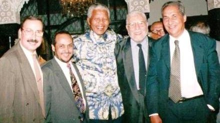 مانديلا يعانق الراحل الدكتور الخطيب مؤسس حزب العدالة والتنمية
