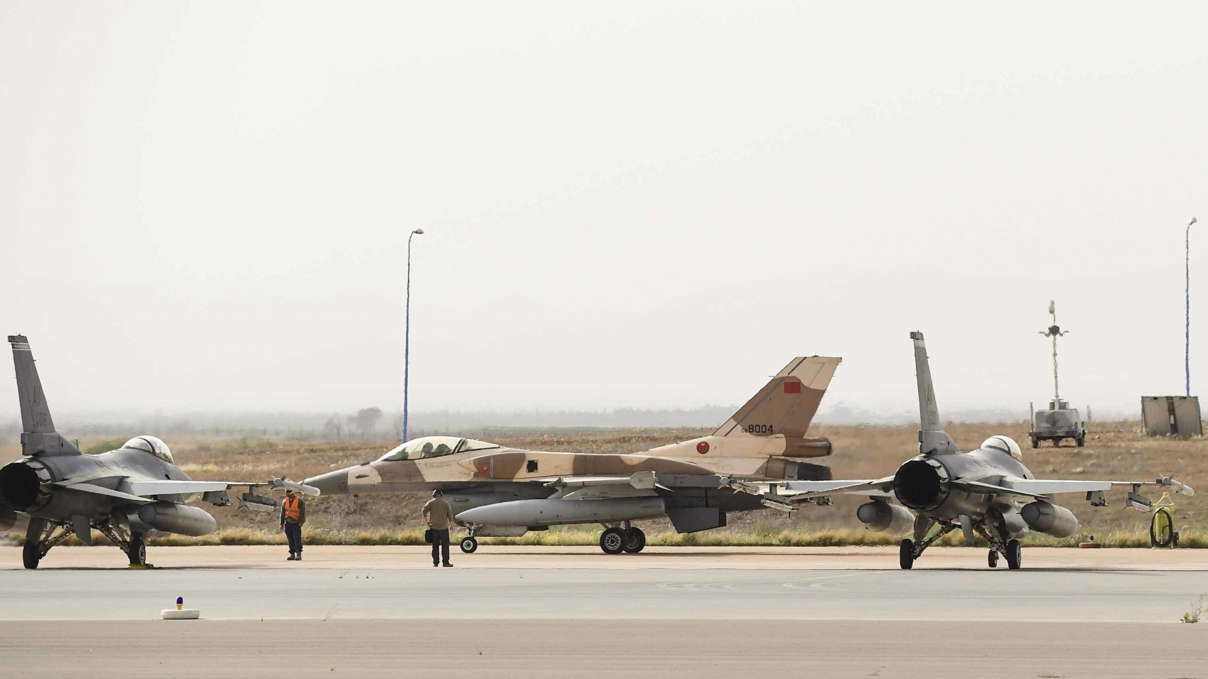 F16 marocains et américains effectuant les dernières manoeuvres au sol avant le décollage. 
