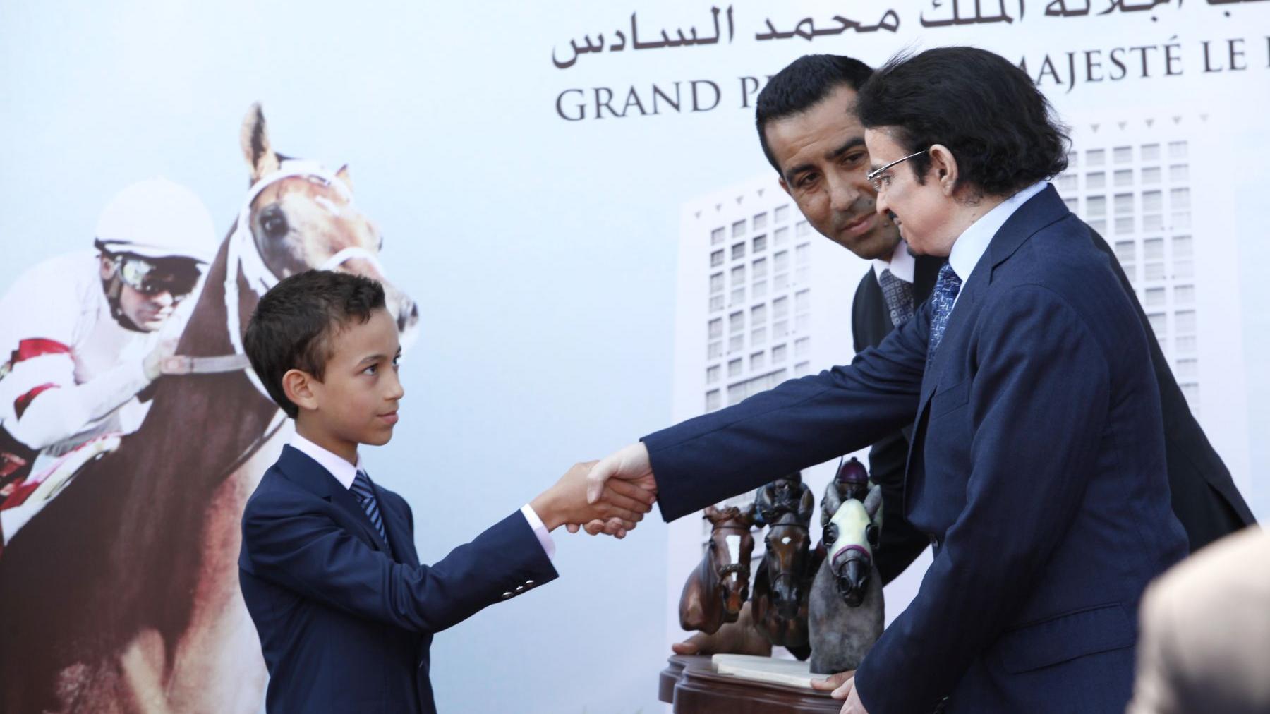 Le prince Héritier Moulay Hassan remet "le grand prix de Sa Majesté le roi Mohammed VI" au directeur de l'écurie Al Khalidiah, Sheikh Mutlaq Bin Mashref.
