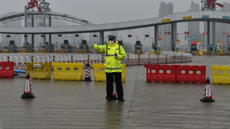 Un policier devant un barrage routier pour empêcher les habitants de quitter la ville, le 25 janvier 2020 à Wuhan, épicentre du nouveau coronavirus en Chine.
