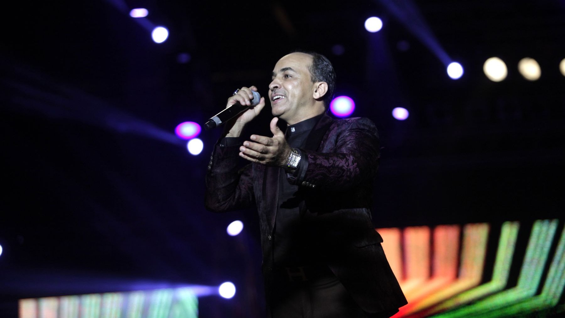 Il faut dire que les airs entraînants de Abdelmoughit ne laissent personne indifférent. Les morceaux du chanteur font danser toutes les générations!  

