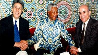 Quelques années plus tard, Mandela retrouve Ben Bella aux côtés de l'ancien SG de l'USFP et ex premier ministre marocain, Abderrahmane Youssoufi. L'émotion de ces retrouvailles se lit encore sur leurs visages.
