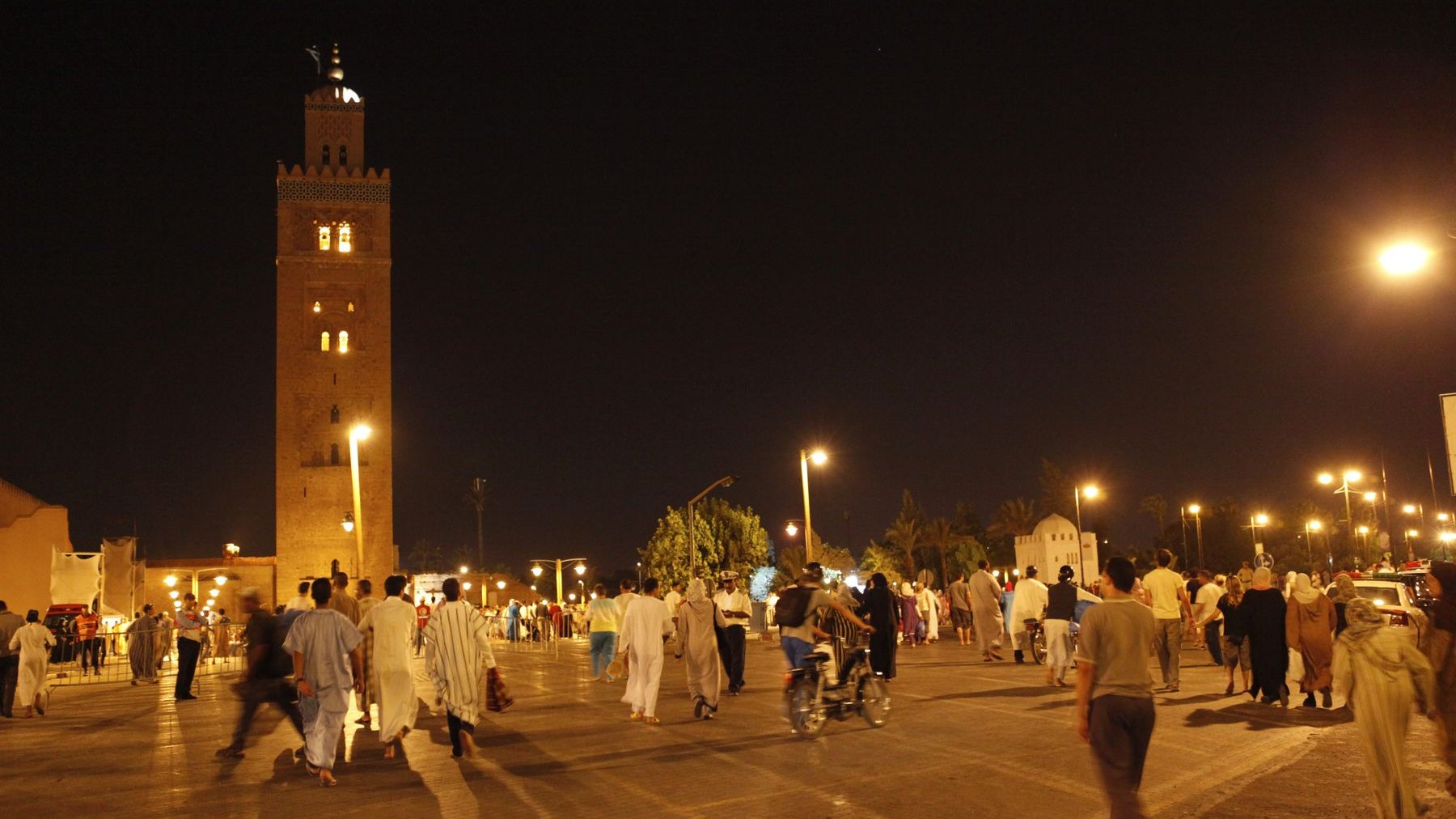 Après la rupture du jeûne, les Marrakechis prennent le chemin de la grande mosquée qui surplombe la place Jamaa El Fna
