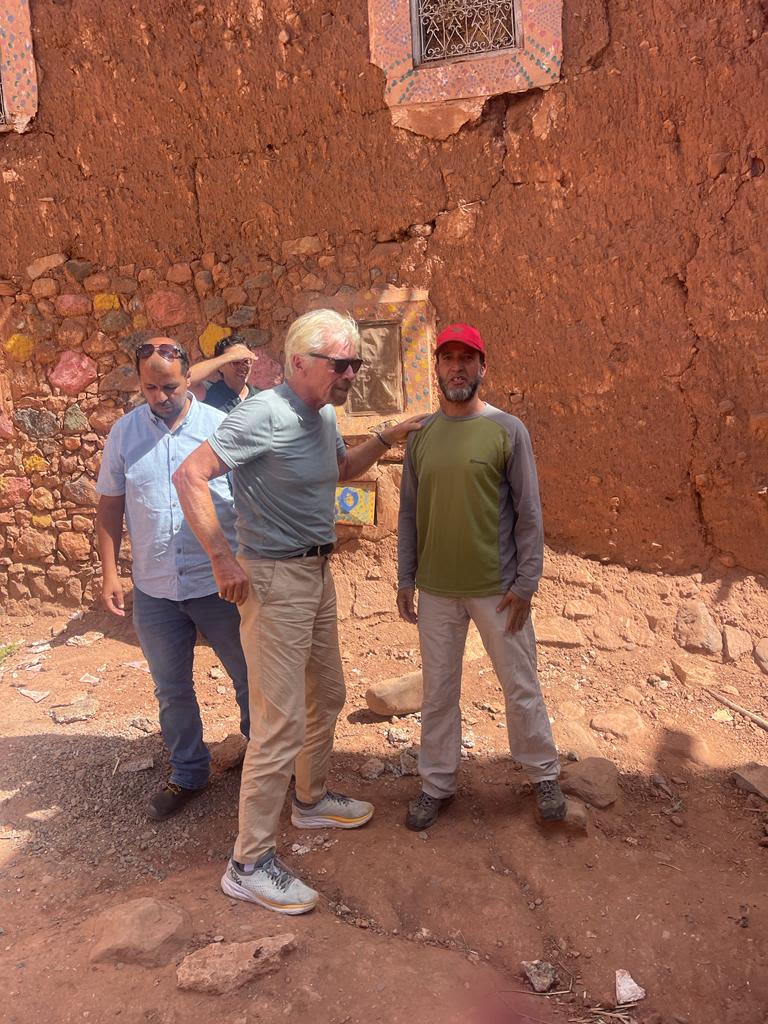 Richard Branson, dans un village du Haouz, dans le centre du Maroc, au lendemain du séisme du 8 septembre.