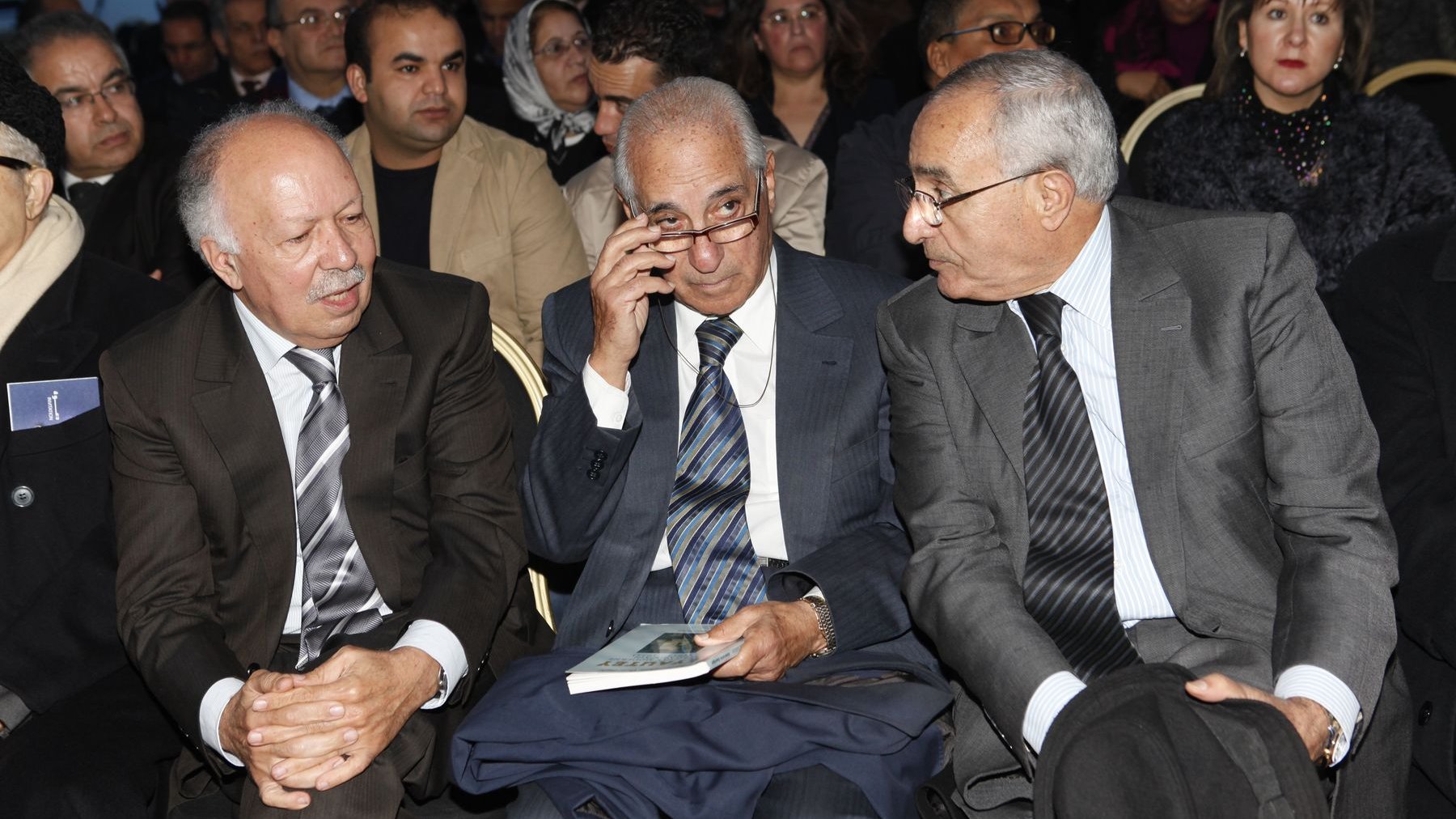 Abdelhak Lamrini, porte-parole du Palais, garde son sérieux pendant que son voisin, Khalid Naciri, l'ancien ministre de la Communication, échange quelques mots avec les autres invités.
