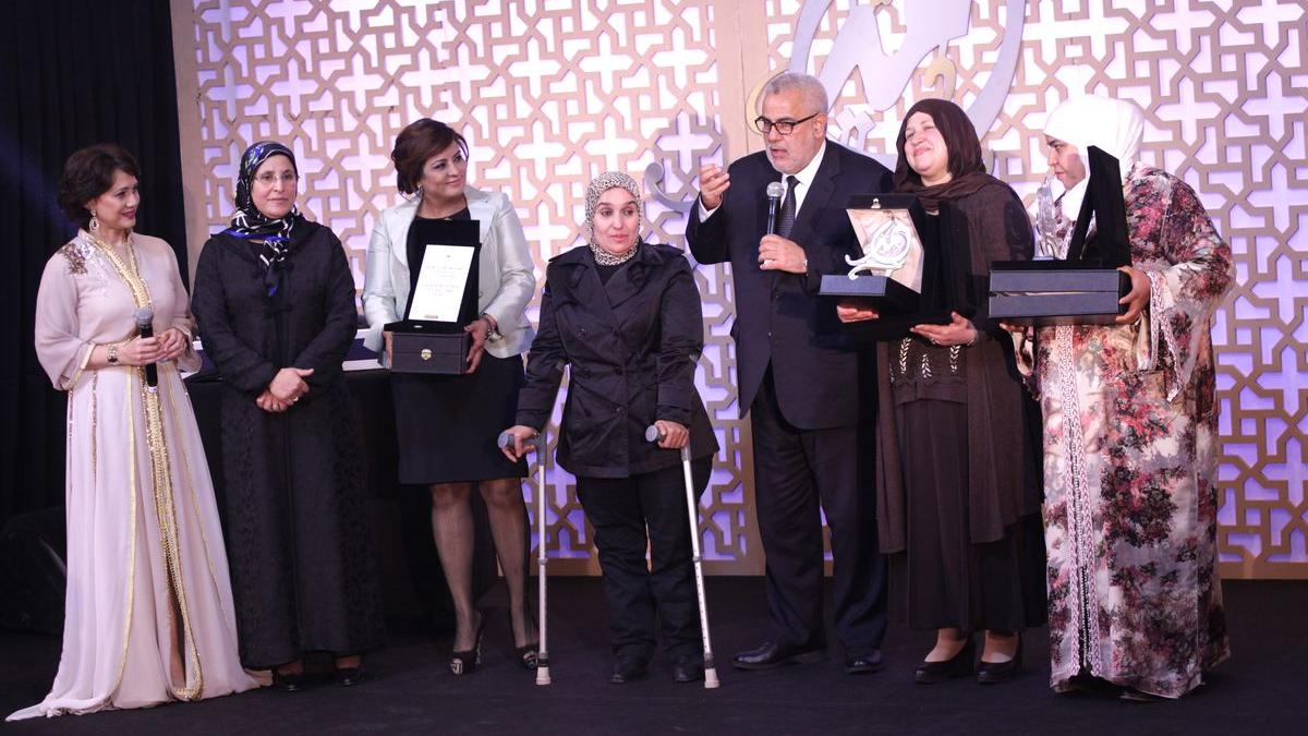 بنكيران في صورة جماعية مع المتوجات بجائزة "تميز للمرأة المغربية" في دورتها الأولى
