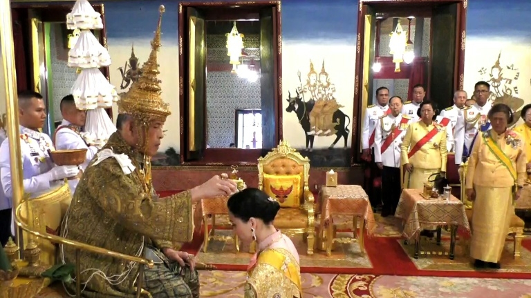 Capture d'image de la télévision thaïlandaise, le 4 mai 2019, du roi Maha Vajiralongkorn investissant dans ses fonctions sa femme, la reine Suthida, lors de la cérémonie de son couronnement à Bangkok.

