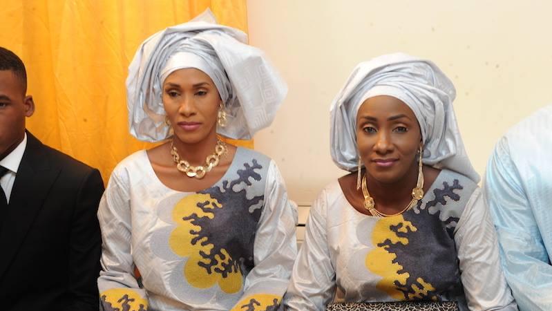 Lors de l'investiture d'Adama Barrow le 19 janvier, les deux femmes du nouveau président gambien et leur droite, probablement le fils aîné d'Adama Barrow. 